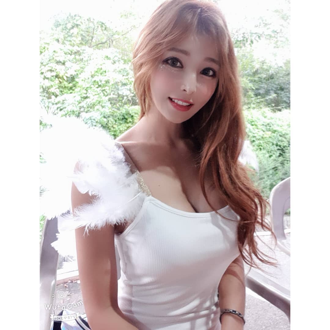 大眼美女展現巨乳不害羞 魅惑眼神令人全身酥麻-第1章-图片8