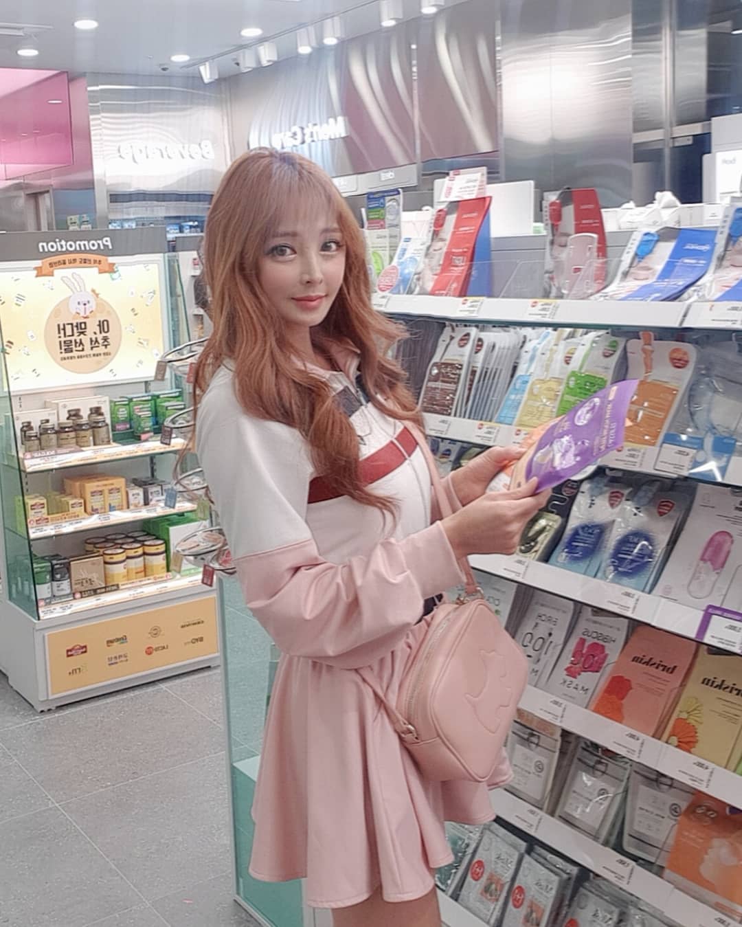 大眼美女展現巨乳不害羞 魅惑眼神令人全身酥麻-第1章-图片11