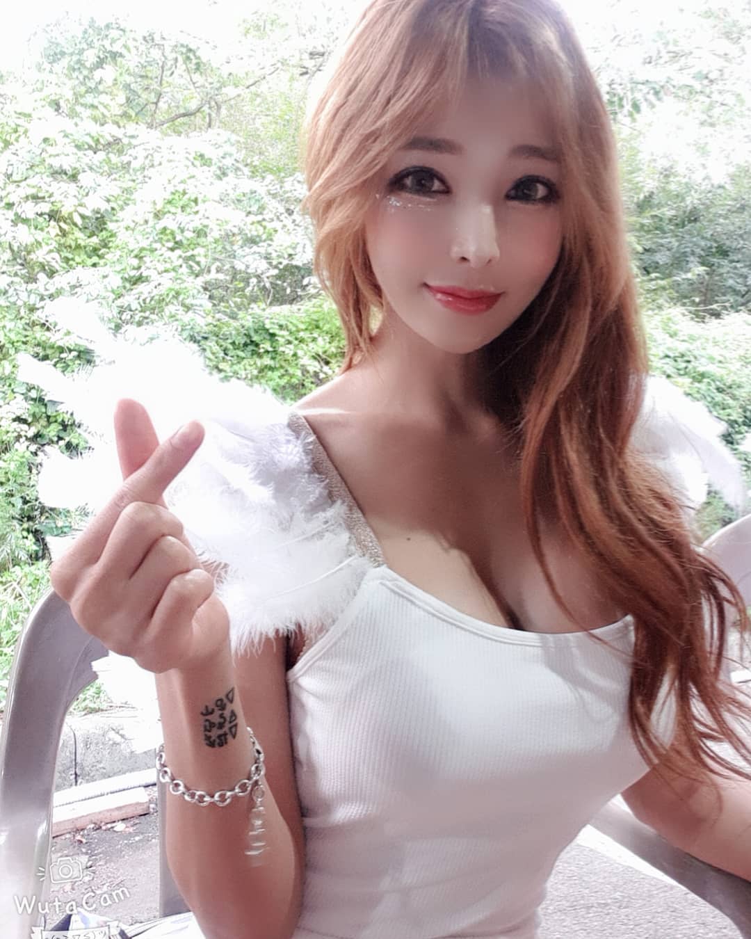 大眼美女展現巨乳不害羞 魅惑眼神令人全身酥麻-第1章-图片9