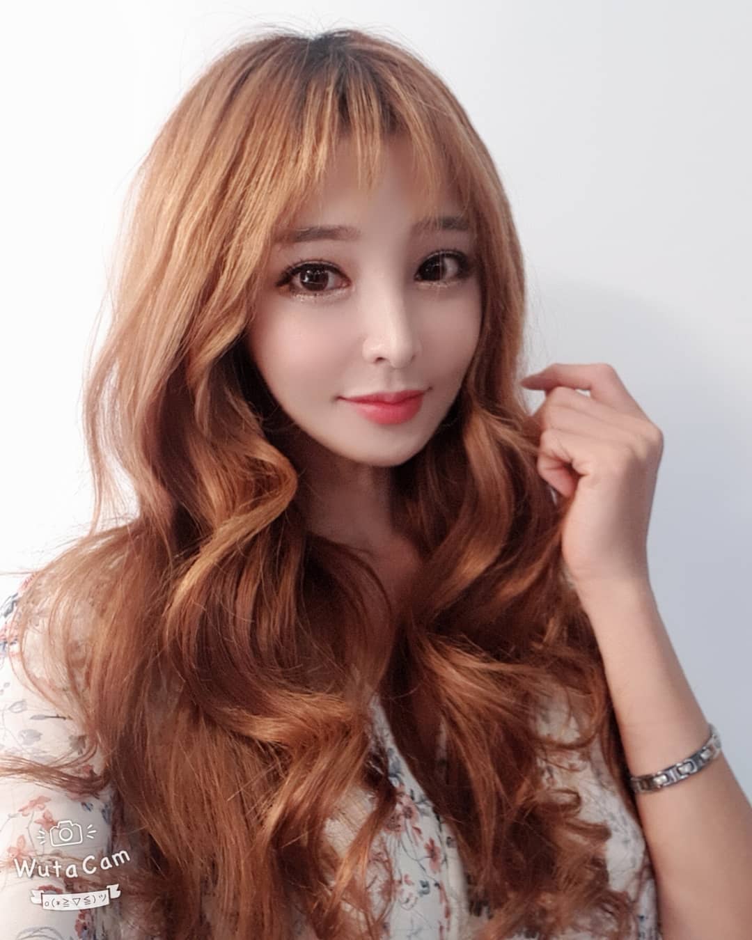 大眼美女展現巨乳不害羞 魅惑眼神令人全身酥麻-第1章-图片18