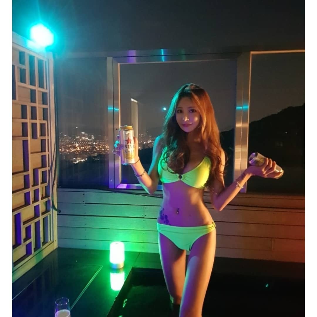 大眼美女展現巨乳不害羞 魅惑眼神令人全身酥麻-第1章-图片17