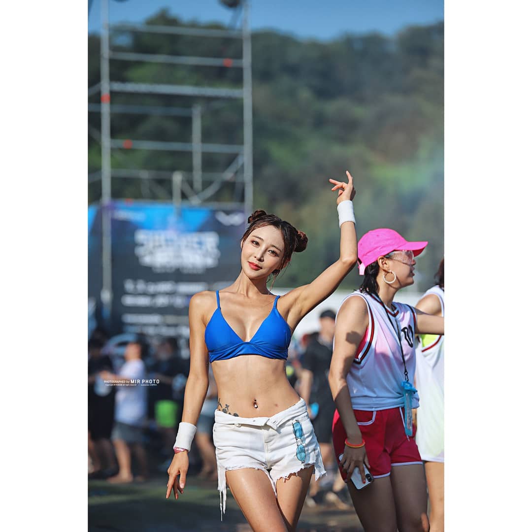 大眼美女展現巨乳不害羞 魅惑眼神令人全身酥麻-第1章-图片19