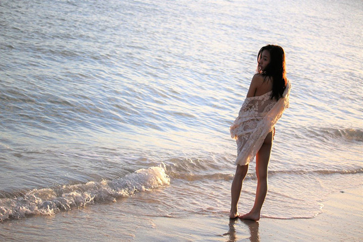 2017年6月14日【寫真】板野友美4年來首度水著解禁夏威夷展示古銅色美乳豐臀 (35P)-第1章-图片9