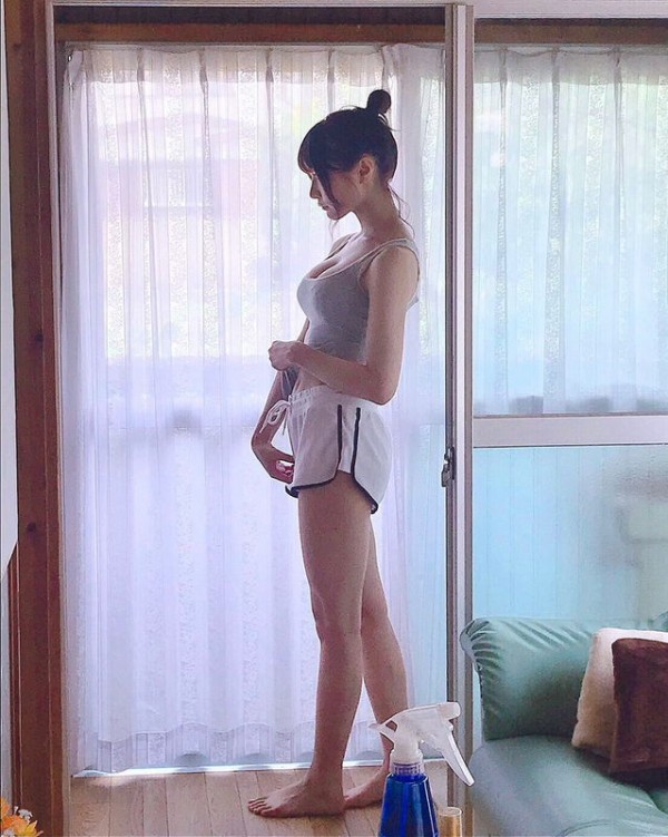 似鳥沙也加、インスタフォロワー66萬人の逸材処女モデル似鳥沙也加、お尻透けさせる...-第1章-图片13