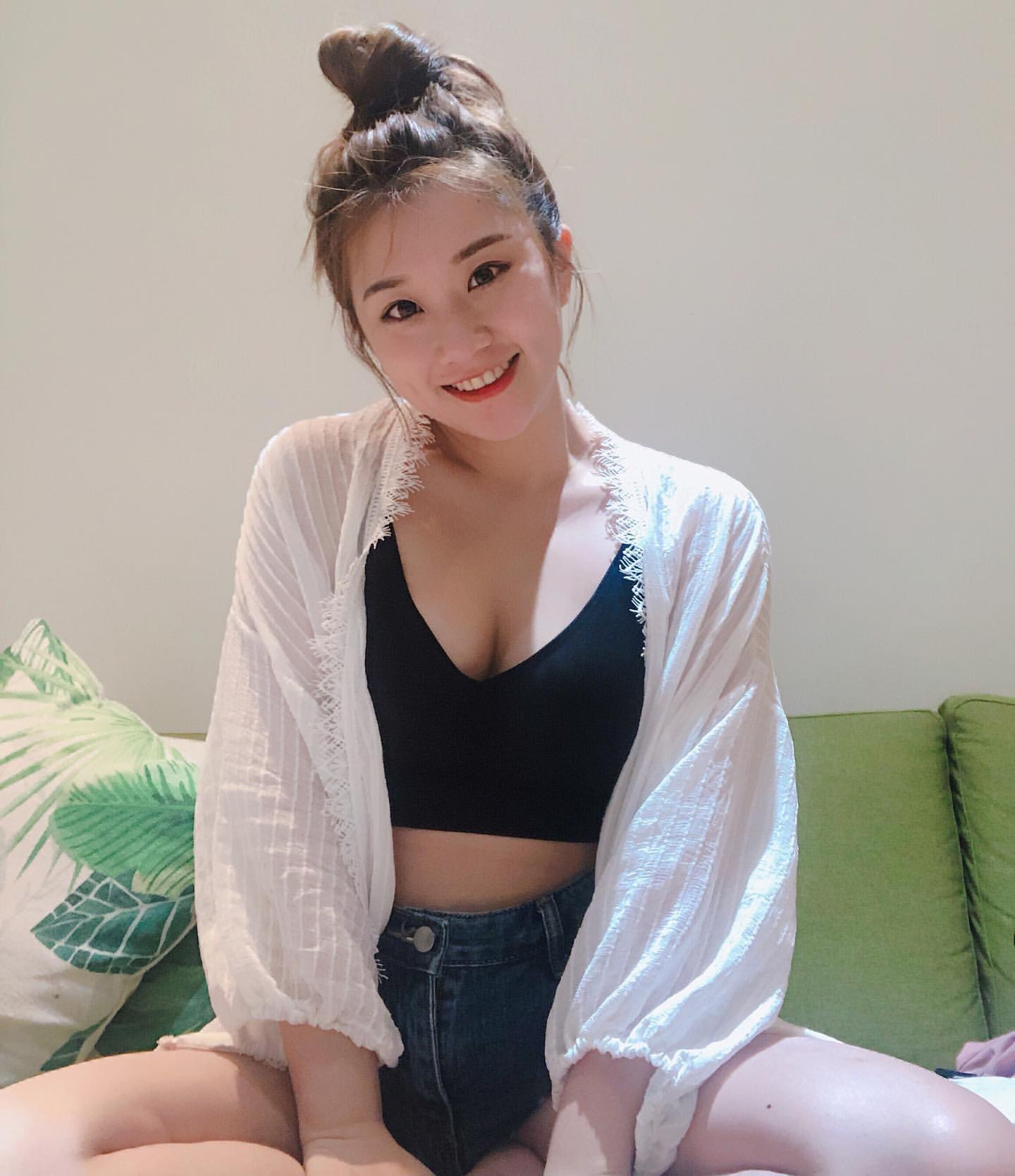The face of the naive and innocent woman looks so innocent.-第1章-图片1