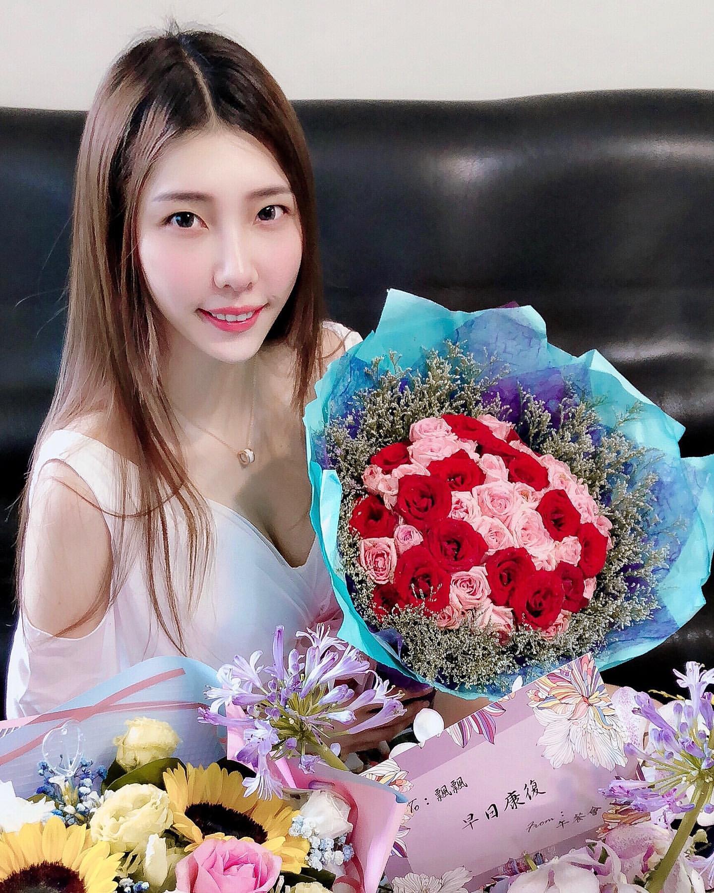 重機美女王晨飄 短裙美腿超吸睛 一路上看到都有精神了-第1章-图片1