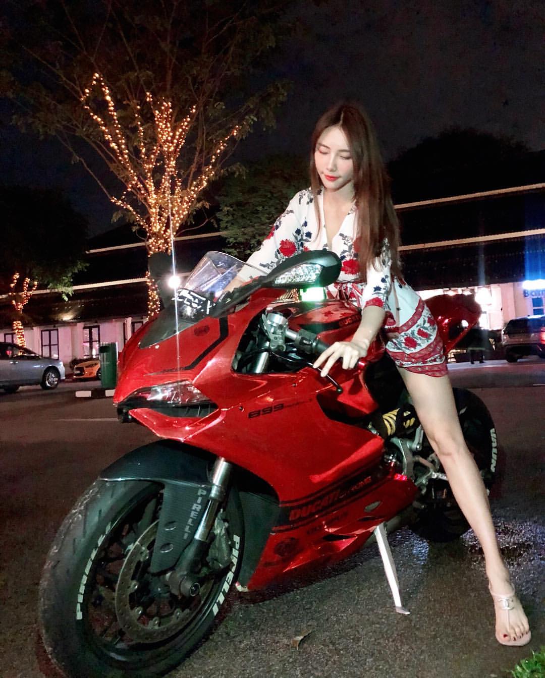 重機美女王晨飄 短裙美腿超吸睛 一路上看到都有精神了-第1章-图片19