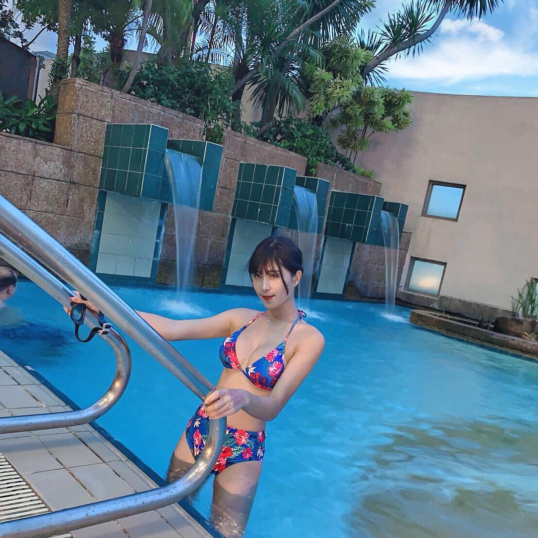 Dona「飽滿雙乳露出」.…網暴動:這乳香很濃很純-第1章-图片12