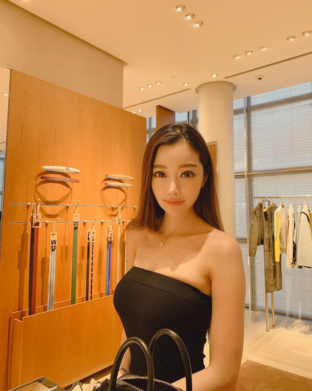 白長辣腿姊姊收服腿控 性感小蠻腰使人心醉神迷-第1章-图片4