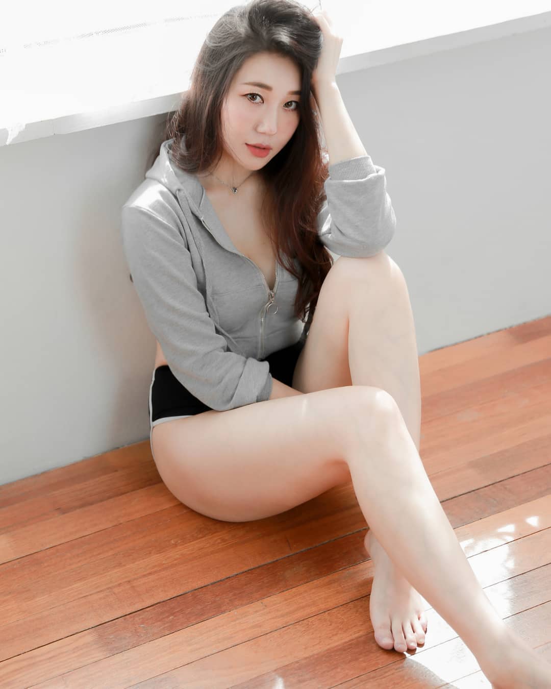 清純臉蛋卻擁有火爆身材 性感姿勢無法移開視角-第1章-图片1