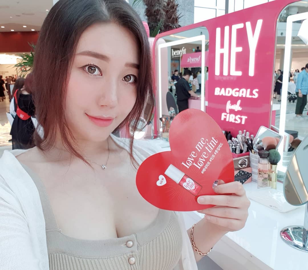 清純臉蛋卻擁有火爆身材 性感姿勢無法移開視角-第1章-图片13