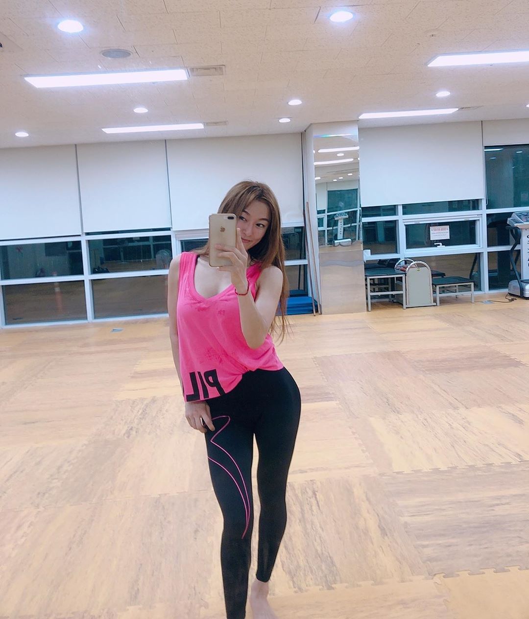 豐滿傲人雙腿刺激你性慾 獨領風騷使網友欲罷不能-第1章-图片1