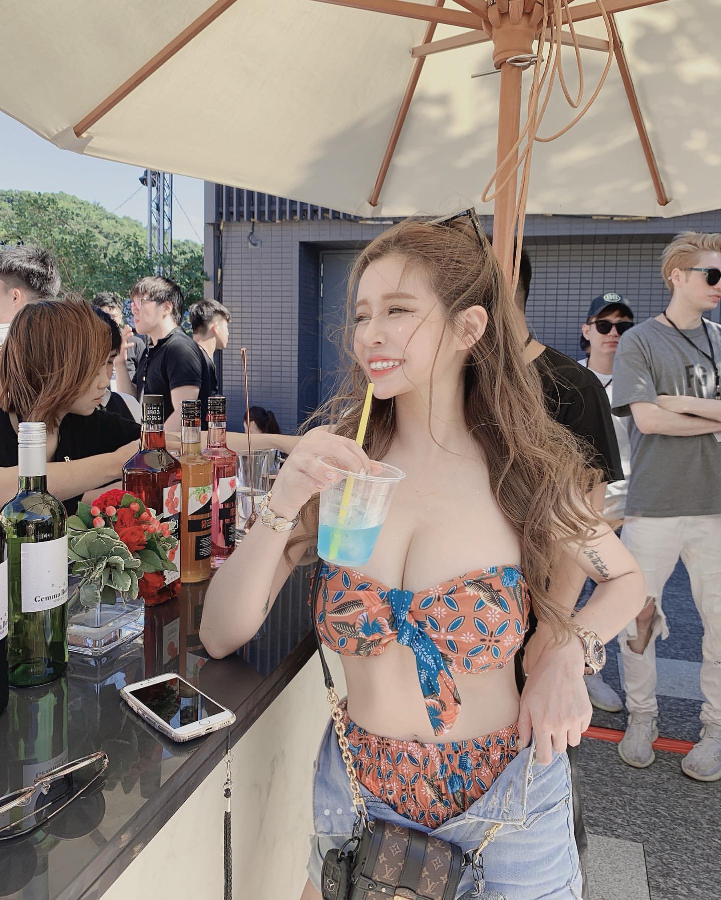 這視角會不會太邪惡 春色遮不住...OP身材秒in ab.bb_423-第1章-图片4