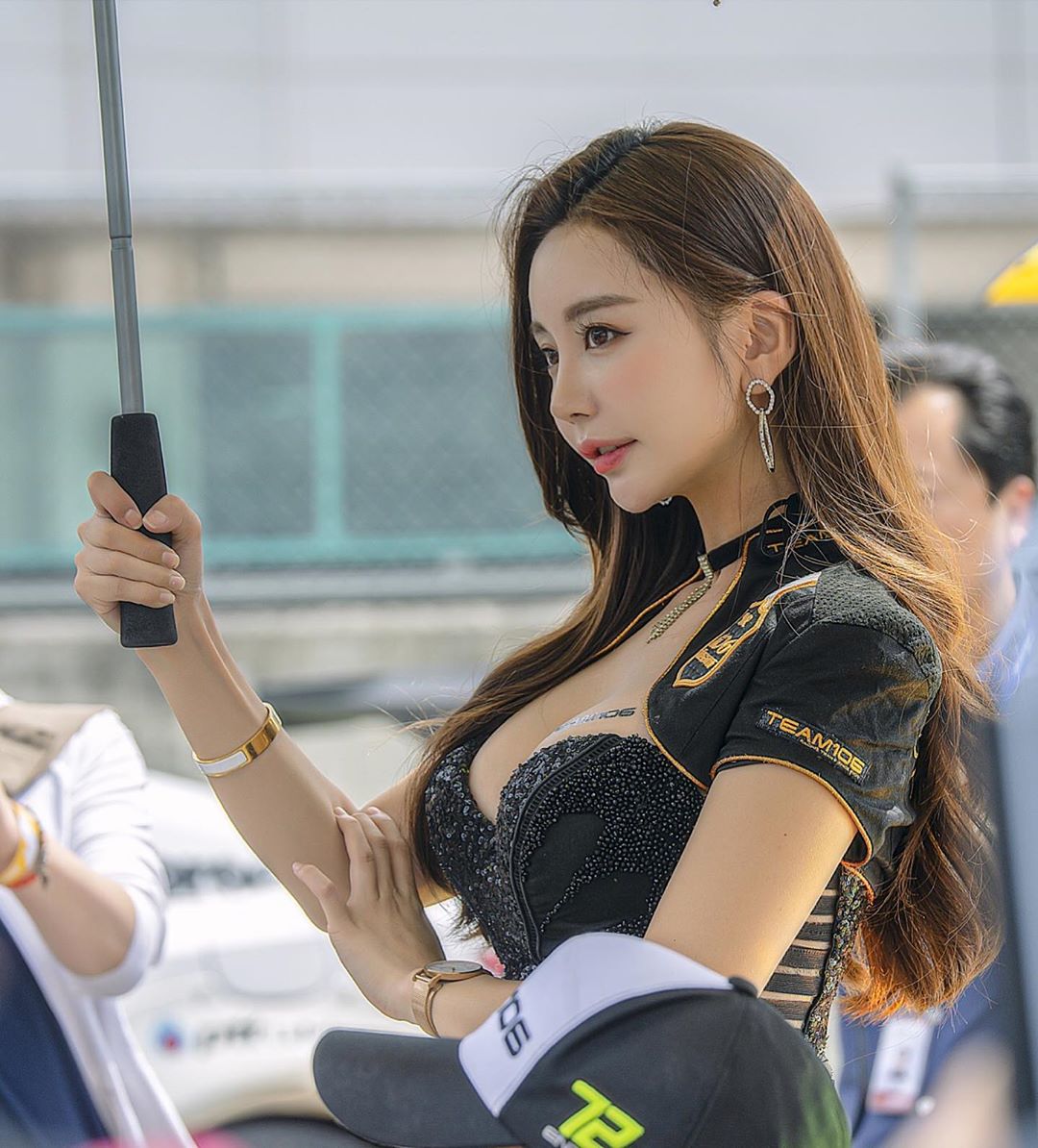 超兇賽車女郎魔鬼胴體 完美深溝曲線使人神魂顛倒