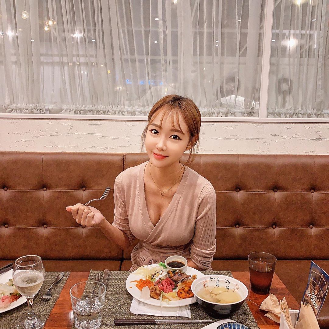 毫不保留展現纖細美腿 空靈外表波濤洶湧光看就凍未條