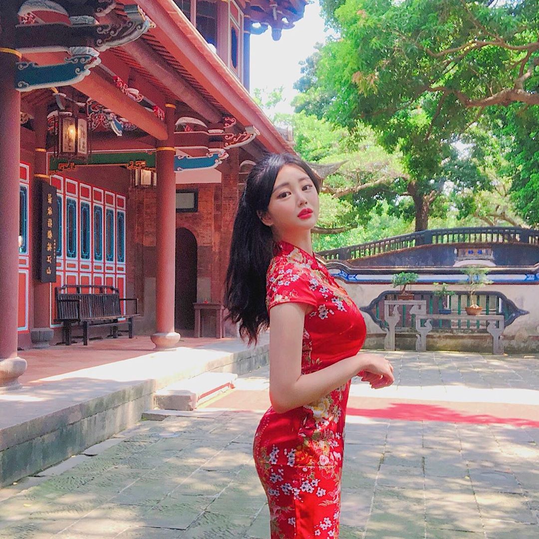 一字領露出白皙北半球 腰束奶澎眼睛無法移開