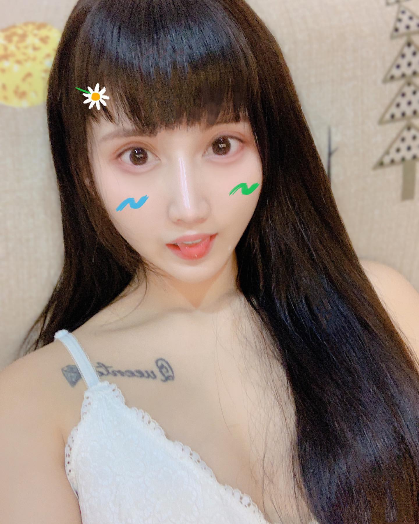 「雪白豪乳溢出+水蛇腰」網友暴動:太優質惹 Queenta-第1章-图片9