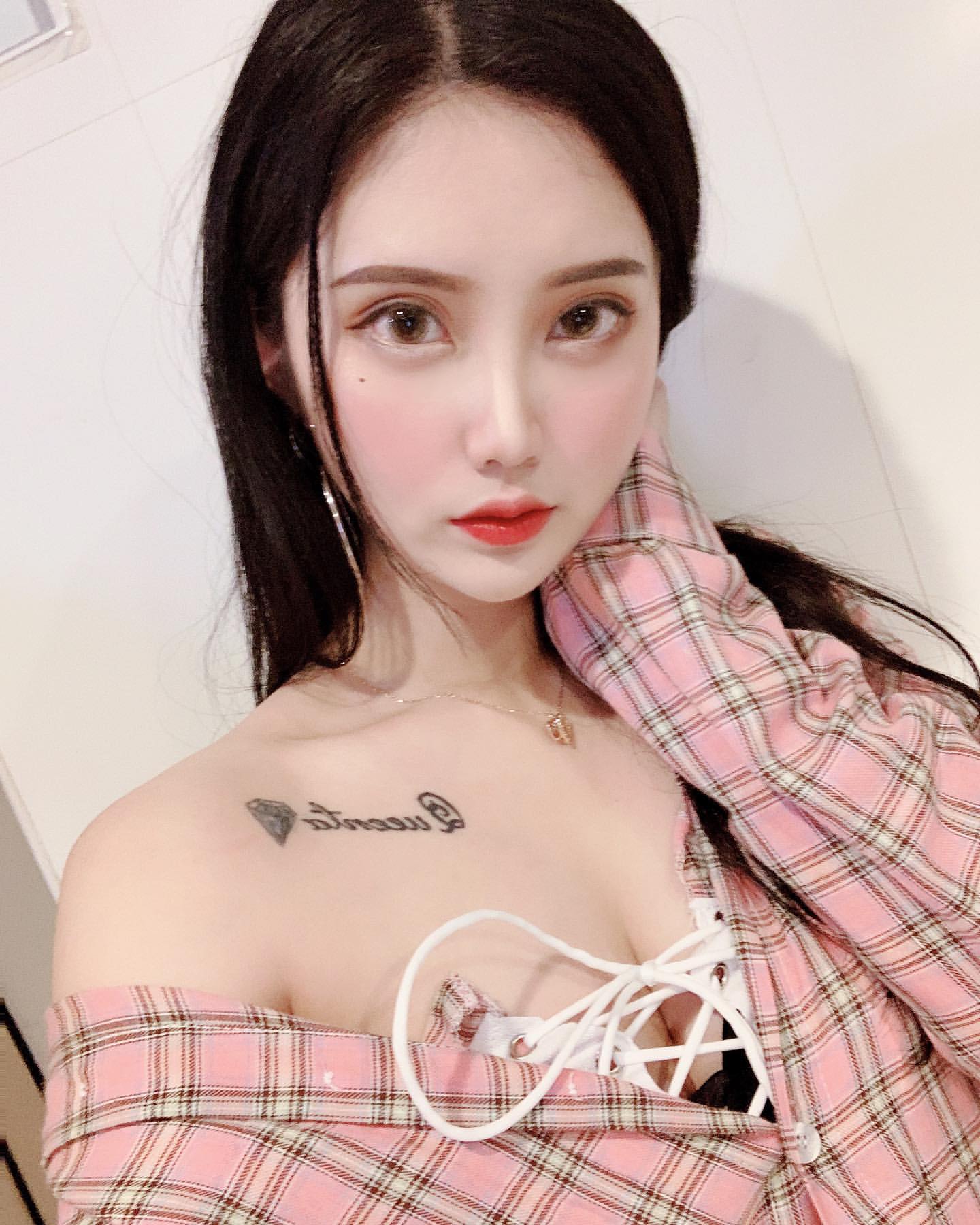 「雪白豪乳溢出+水蛇腰」網友暴動:太優質惹 Queenta-第1章-图片11