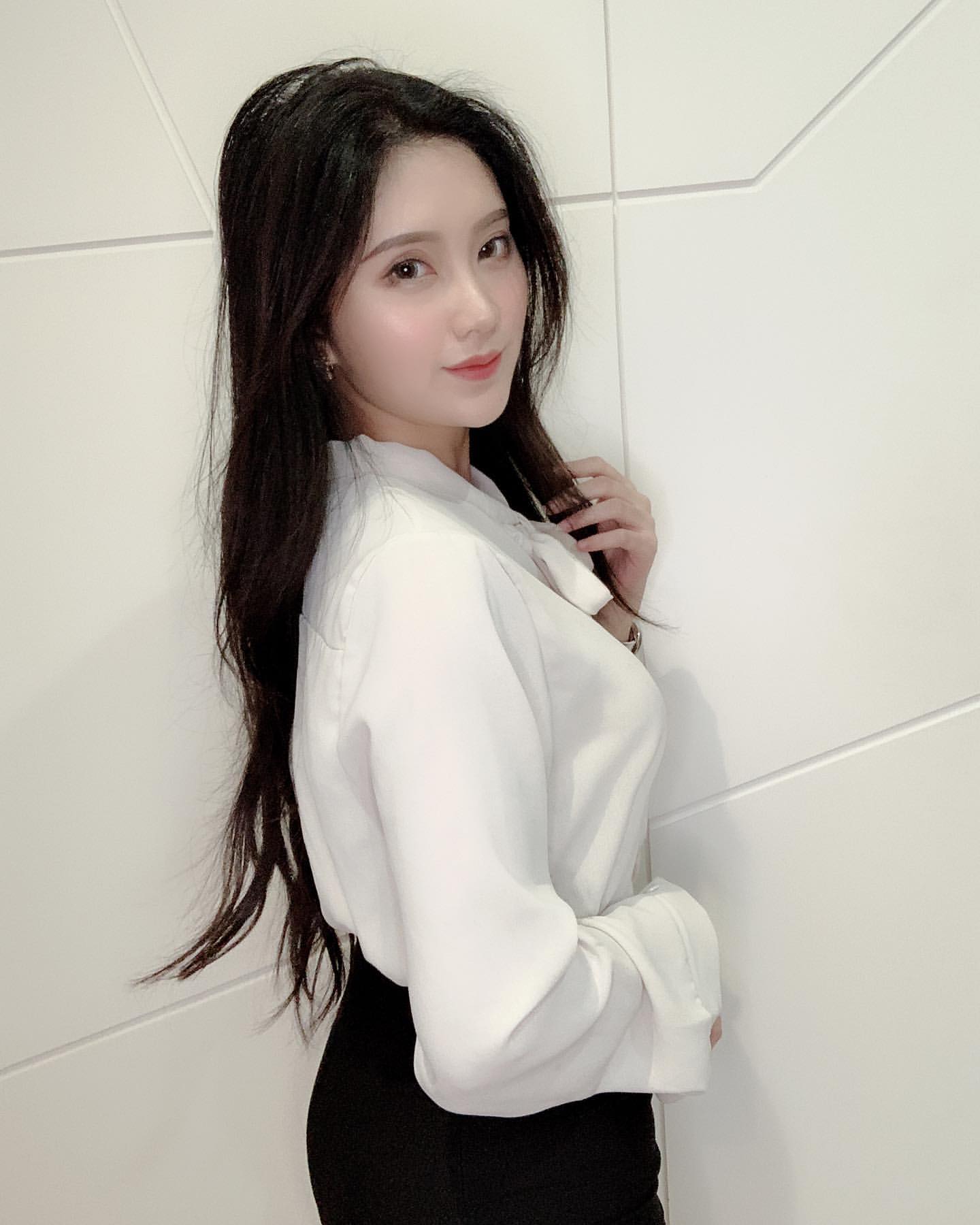 「雪白豪乳溢出+水蛇腰」網友暴動:太優質惹 Queenta-第1章-图片13
