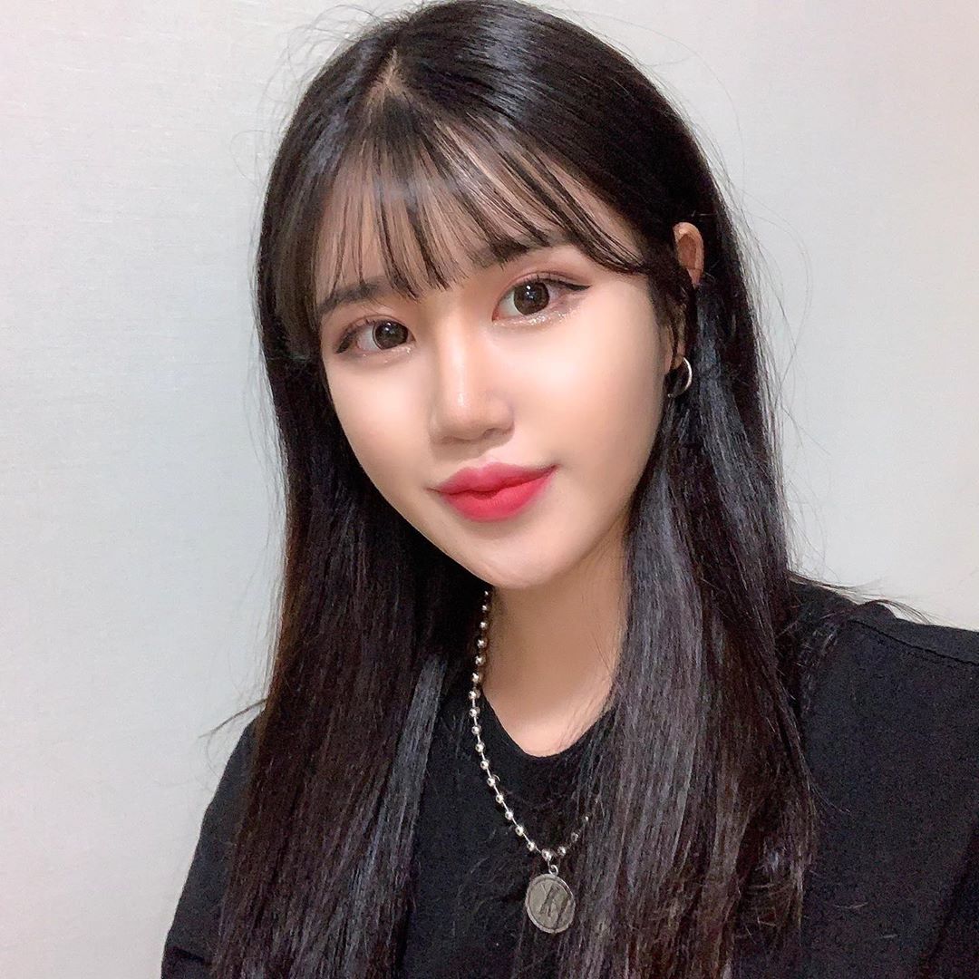 中分長髮大眼韓國姊姊 明亮肌膚讓人引起邪念