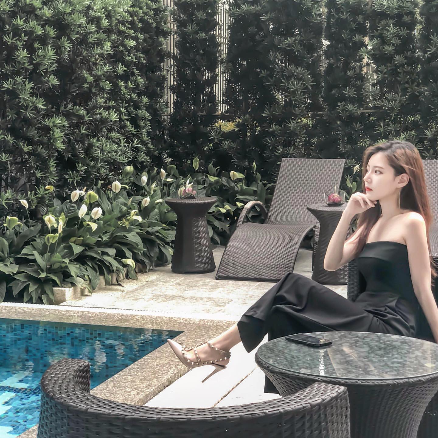 Cherry’s sister showed her beautiful legs.-第1章-图片3
