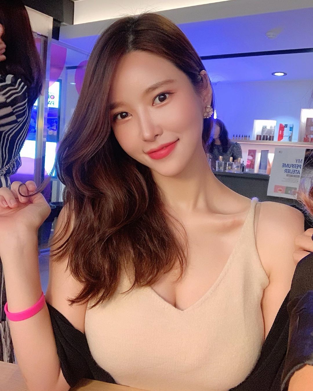 氣質笑容暗藏豐滿巨乳 天菜般身影讓網友圈粉