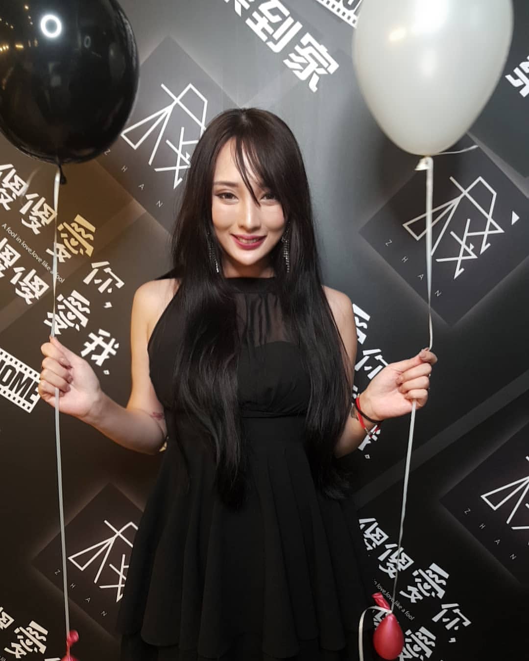 黃靜 核彈級渾圓巨乳開掛 讓人無法一手掌握-第1章-图片2