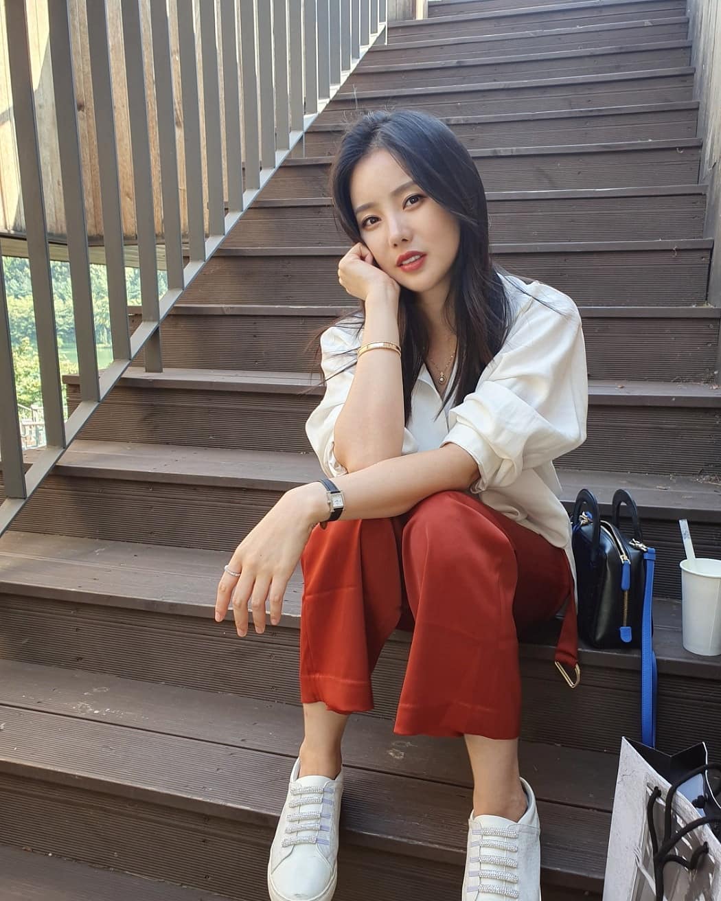 白嫩纖細蜜腿到處曬 唯美笑容讓網友躁動