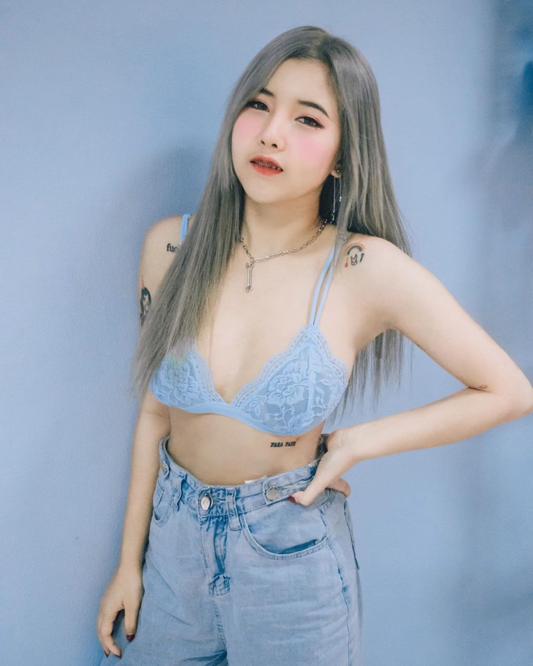 翹乳美腿使人心醉 吸睛神情讓網友忍不住放大看