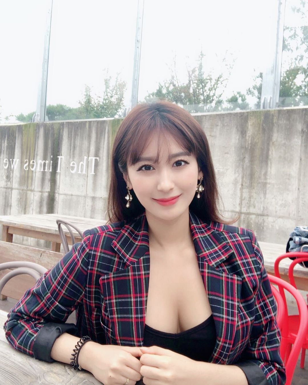 纖腰蜜胸騷氣逼人 成熟艷麗風讓網友秒圈粉