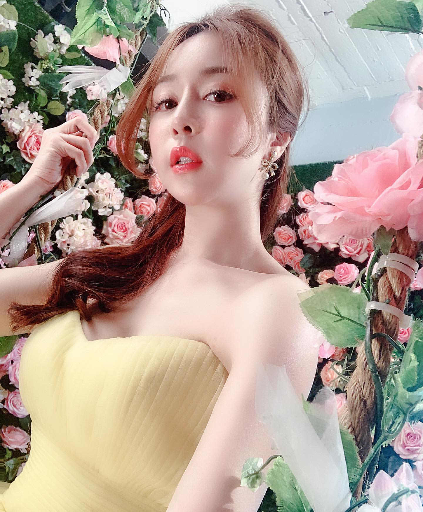 Lena莉娜 超白嫩長輩曬出來秀!各種視覺誘惑辣死你-第1章-图片14