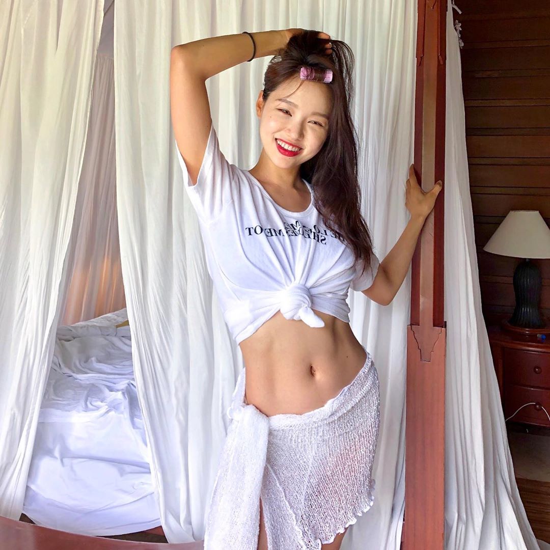 展現曼妙身材曲線 水滴美乳曝光讓人秒起邪念