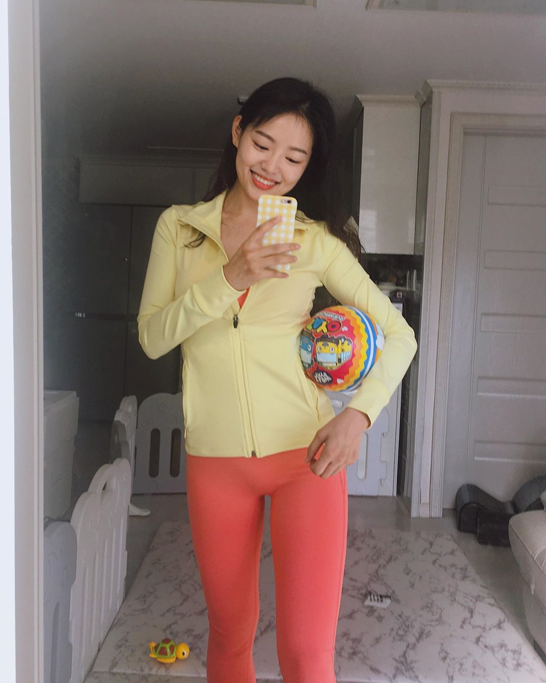 如花似玉容顏大姊姊 惹火小蠻腰使人把持不住