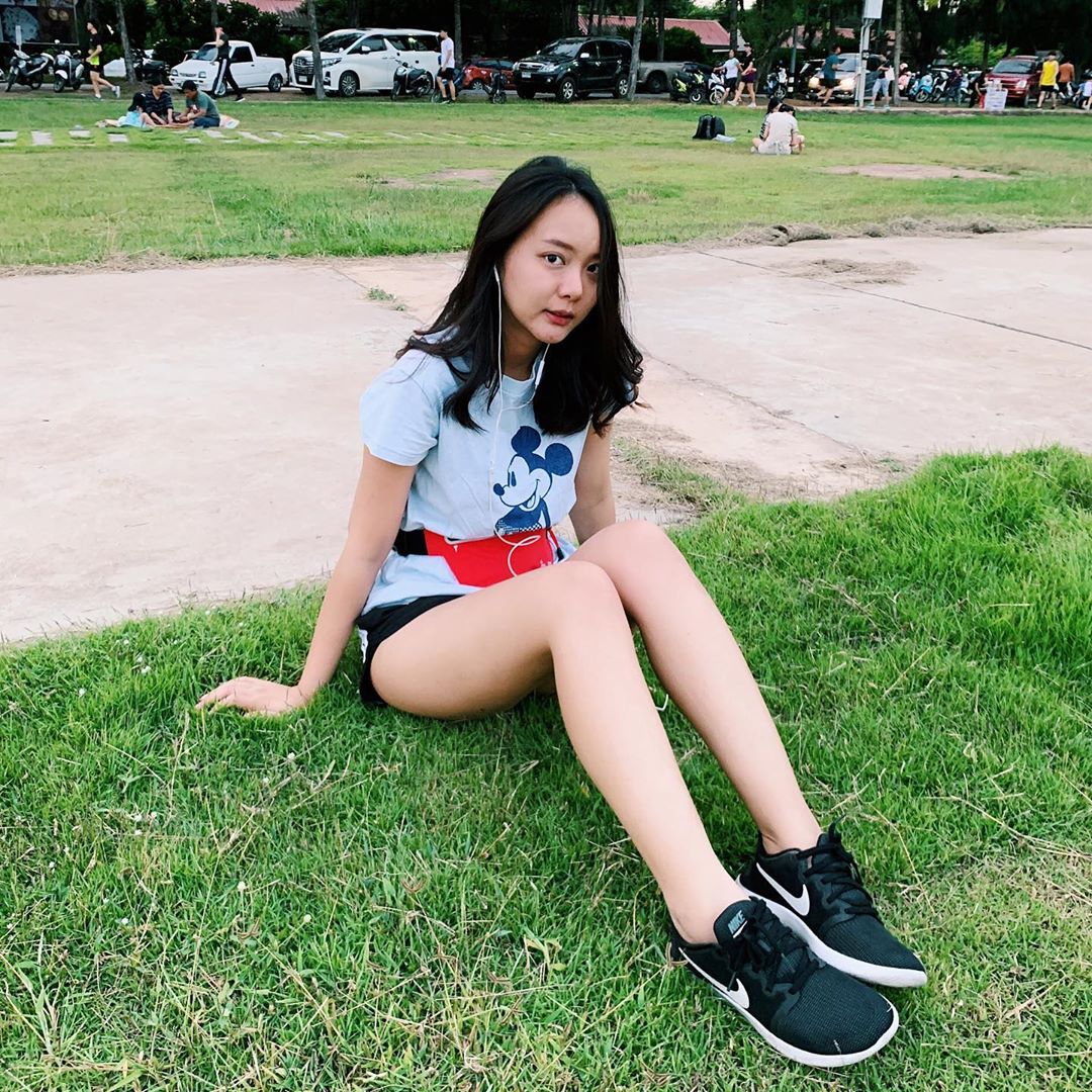 纖腰蜜腿無一不缺 宛如天菜般笑顏讓網友迷戀