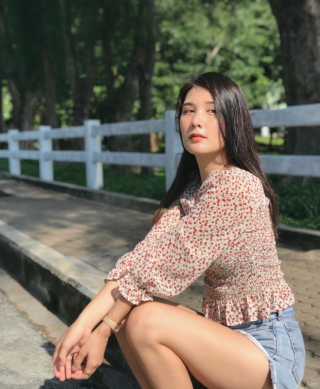 嫩白美腿有夠逆天 粉嫩美胸來襲引誘你犯罪