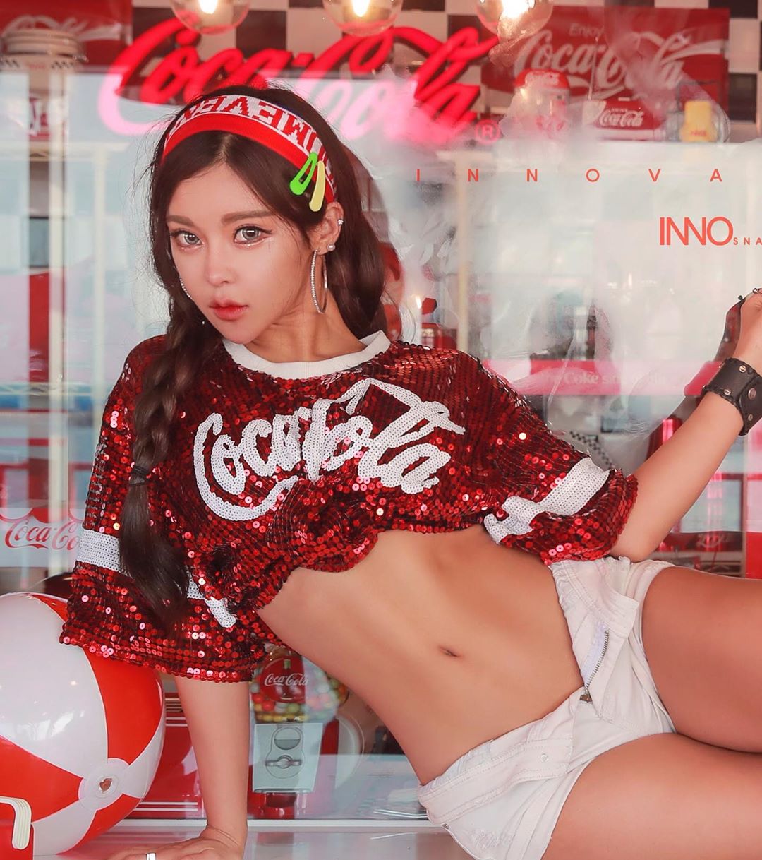 巨型美尻搭配波濤洶湧 魅力電眼好吸引讓網友淪陷