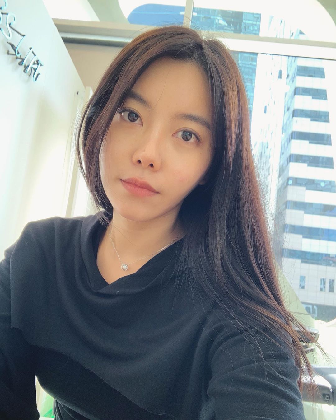 白皙嫩膚堅挺美乳包不住 純天然御姊使我眼神無法移開