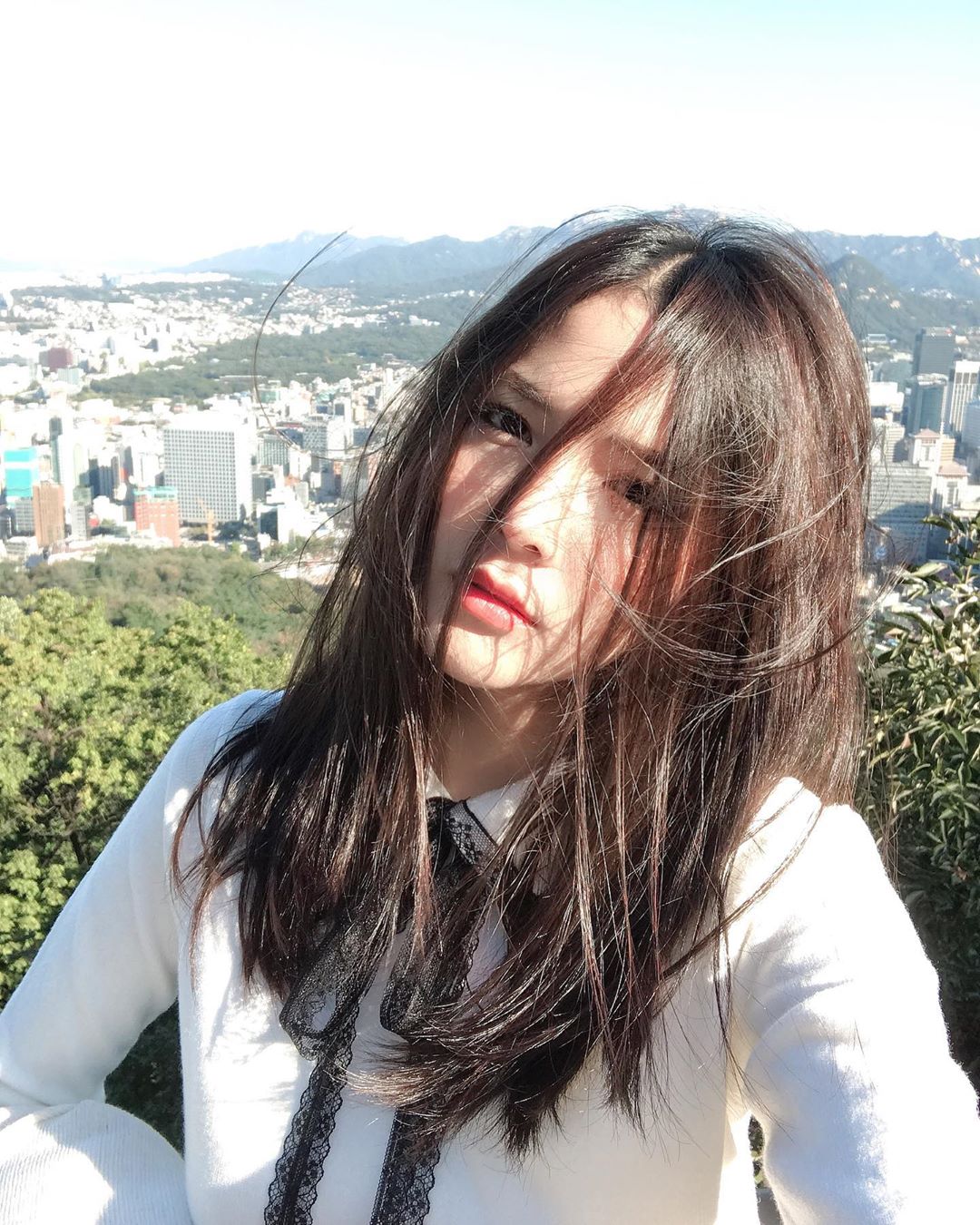 纖腰細腿黃金比例 甜美笑容讓網友戀愛感爆棚