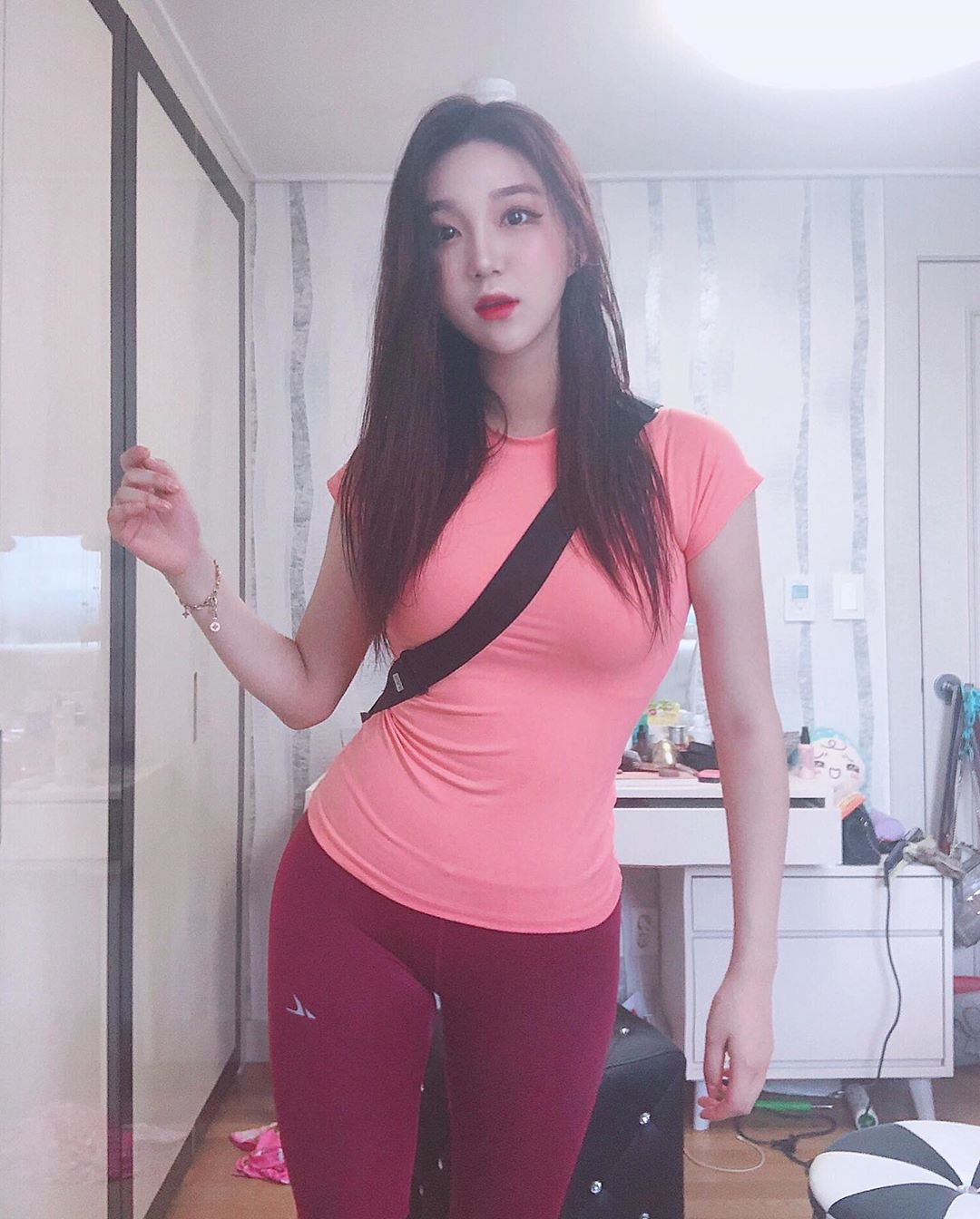 飽滿乳量大衣包不住 長髮氣質姊仙氣飄出已戀愛-第1章-图片9