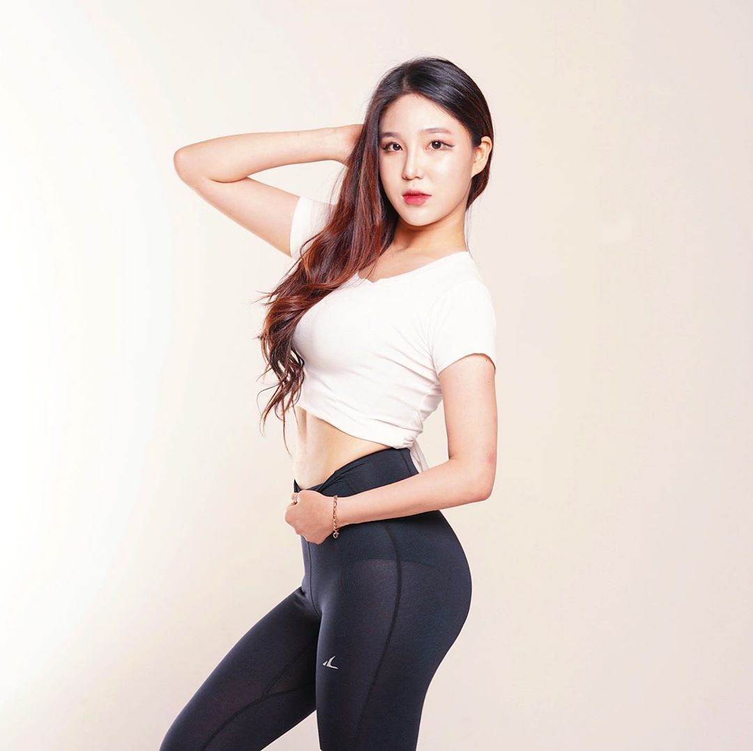 飽滿乳量大衣包不住 長髮氣質姊仙氣飄出已戀愛-第1章-图片20