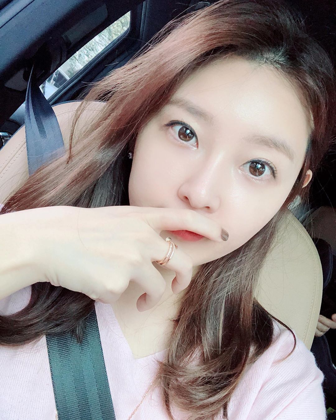 空靈外表水汪大眼美顏 絕美笑容自拍讓網友秒圈粉