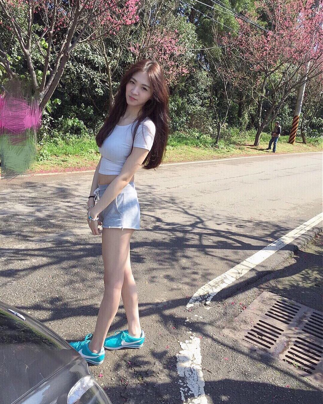 Lower-headed beauty not afraid of breaking her neck HideLyn-第1章-图片2