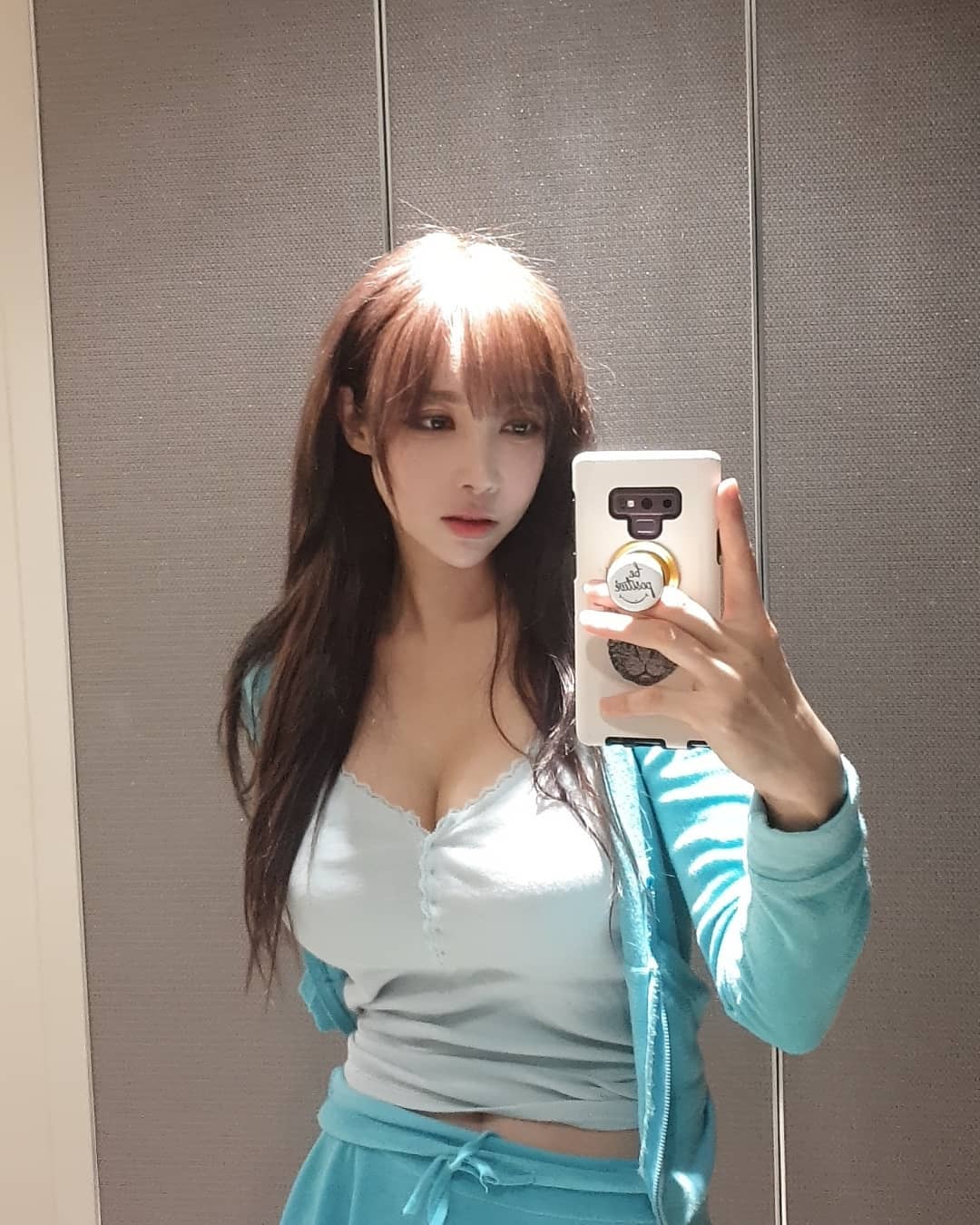 巨乳美腿樣樣曬吸睛焦點 深邃事業線忍不住多看一眼-第1章-图片3