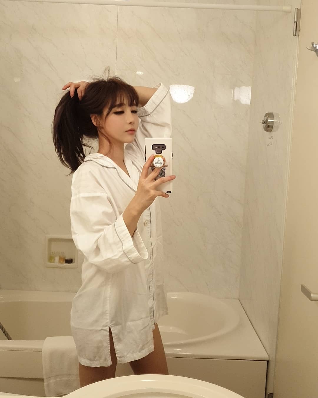 巨乳美腿樣樣曬吸睛焦點 深邃事業線忍不住多看一眼-第1章-图片4