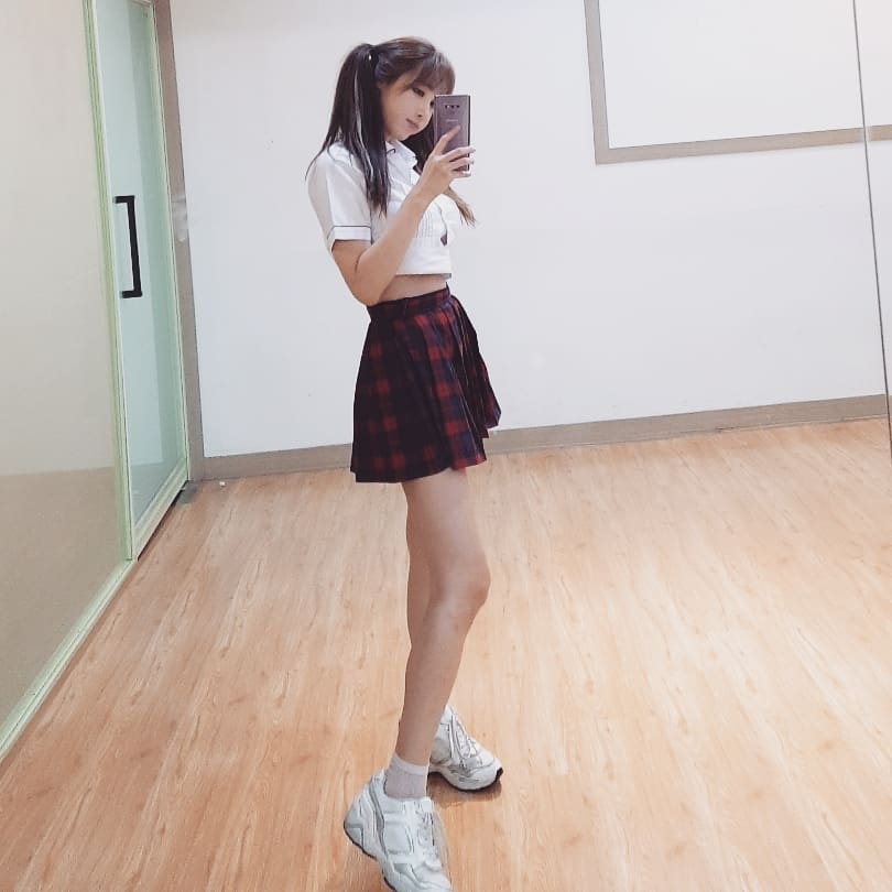 巨乳美腿樣樣曬吸睛焦點 深邃事業線忍不住多看一眼-第1章-图片6