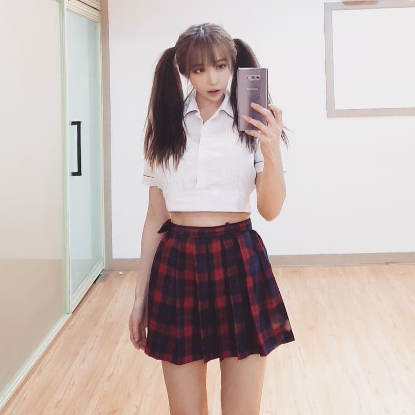 巨乳美腿樣樣曬吸睛焦點 深邃事業線忍不住多看一眼-第1章-图片7