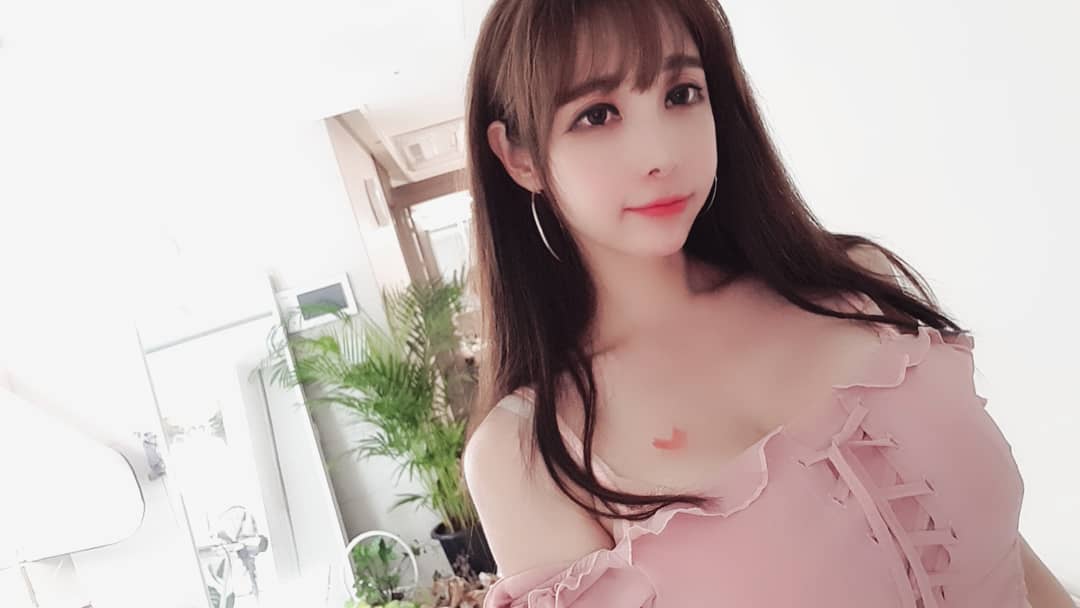 巨乳美腿樣樣曬吸睛焦點 深邃事業線忍不住多看一眼-第1章-图片11