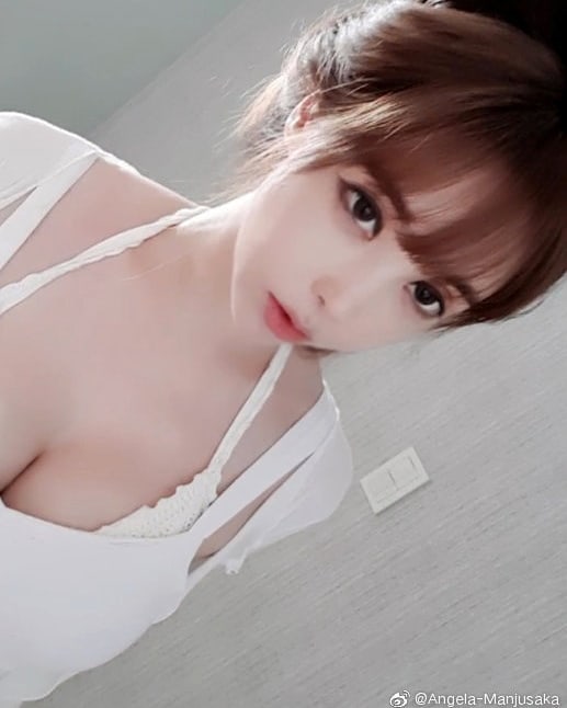 巨乳美腿樣樣曬吸睛焦點 深邃事業線忍不住多看一眼-第1章-图片14