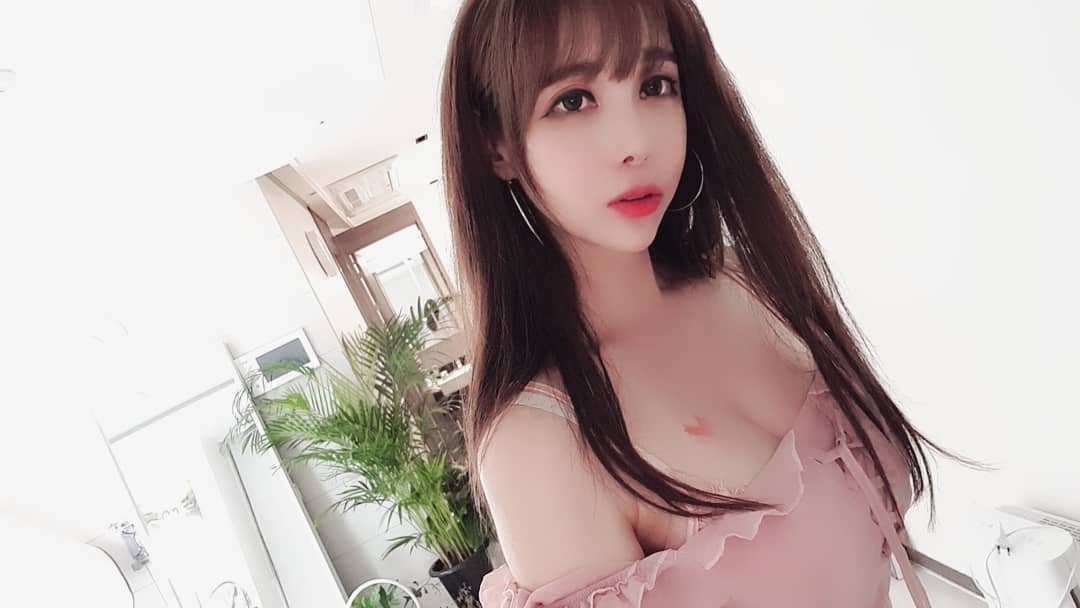 巨乳美腿樣樣曬吸睛焦點 深邃事業線忍不住多看一眼-第1章-图片12