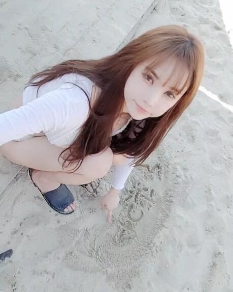 巨乳美腿樣樣曬吸睛焦點 深邃事業線忍不住多看一眼-第1章-图片13